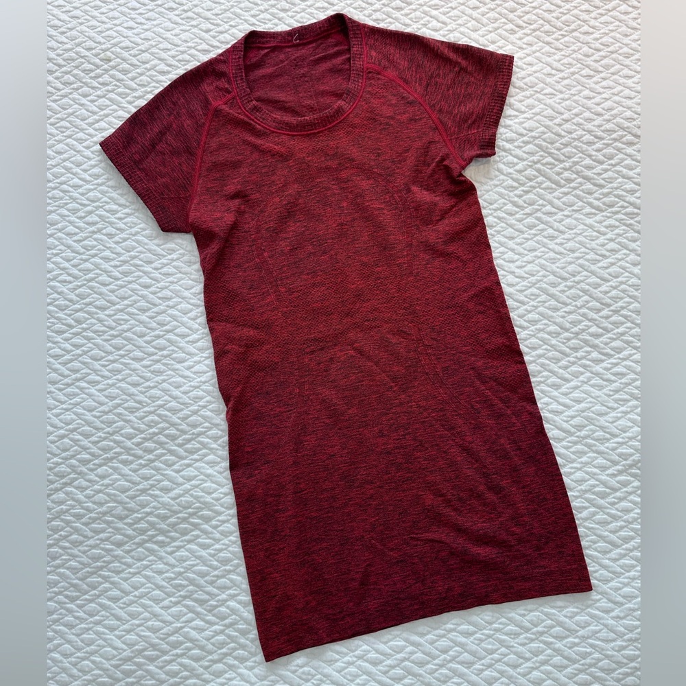 Lululemon Swiftly Tech Short Sleeve Crew in Black/ True Red Size 4